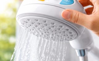 A Posição “Verão/Inverno” do Chuveiro Realmente Economiza Energia?